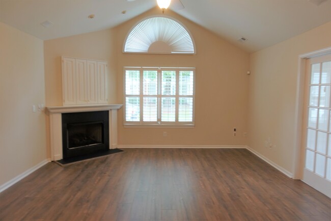 Building Photo - 303 Heritage Club Dr