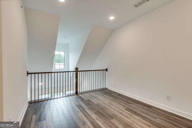 Building Photo - 513 Burton Dr