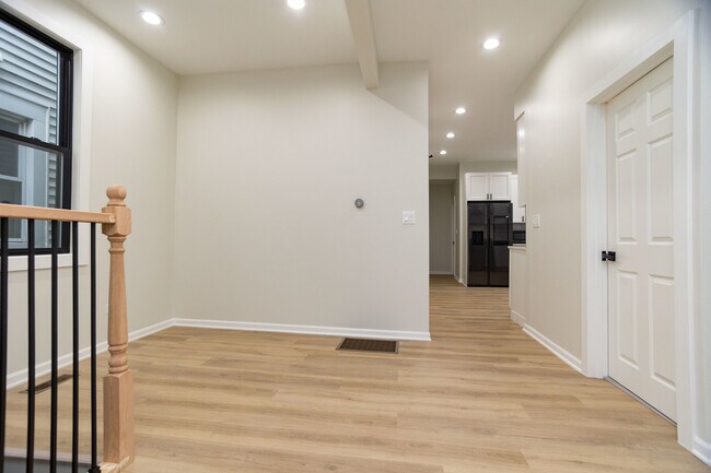 Building Photo - 3111 N Oakley Ave