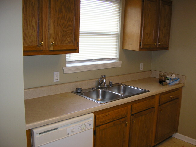 Building Photo - 4490 Woodstone Dr