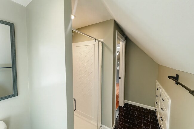 Building Photo - Just renovated, townhouse