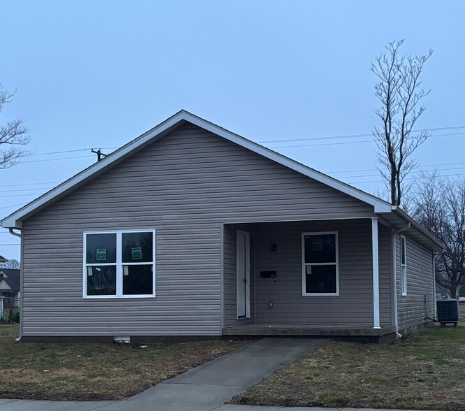 3 bed 2 bath w/d hook-up - 1307 S 13th 1/2 St