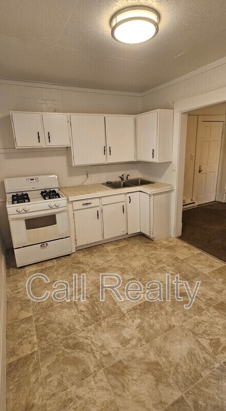 Building Photo - 1421 W Maxwell Ave