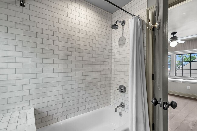 Building Photo - 3 Bedroom 2.5 Bath House in the hip Elliot...