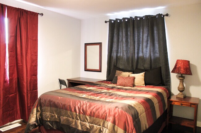 Building Photo - 2594 Hummingbird St NE