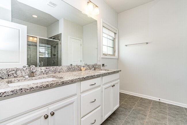 Building Photo - 321 View Dr