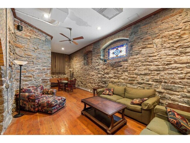 Building Photo - 609 S 9th St