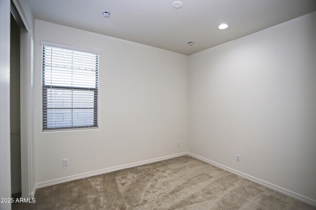 Building Photo - 1005 W Finch Dr