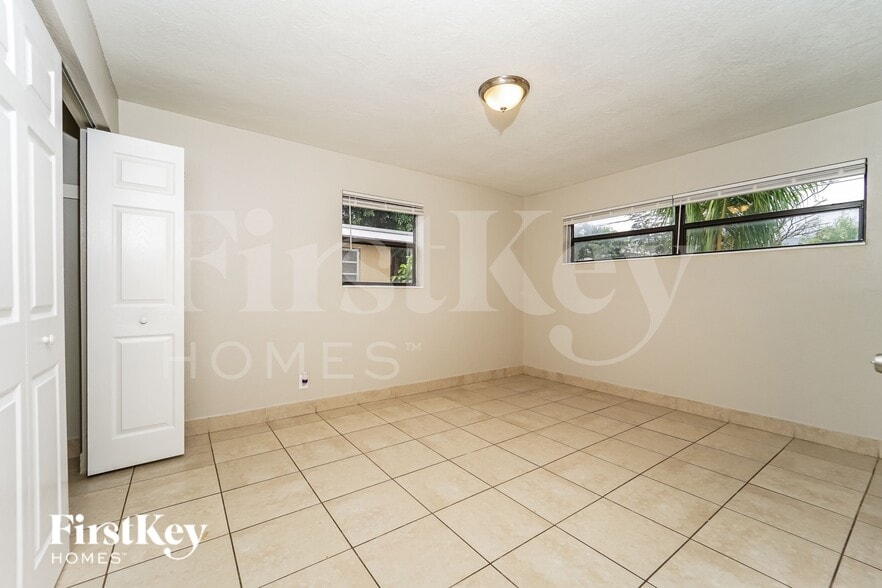 Building Photo - 1941 SW 38th Ave