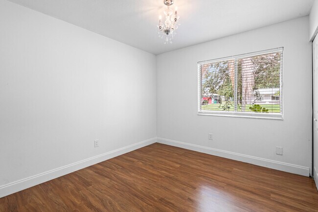 Building Photo - 766 SW Belmont Cir