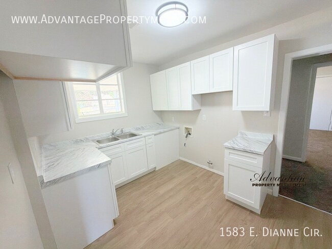 Building Photo - 1583 E Dianne Cir