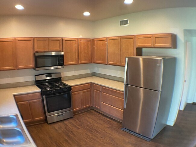 Building Photo - Charming Mountainaire Two-Level Home with ...