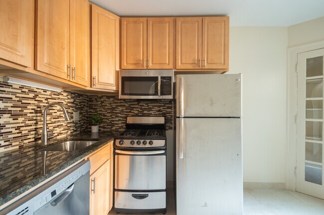 Building Photo - 1824 N Lincoln Park W