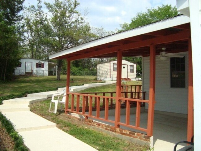 Building Photo - 3 bedroom/2 bathroom home with pool available to Rent February 1st!