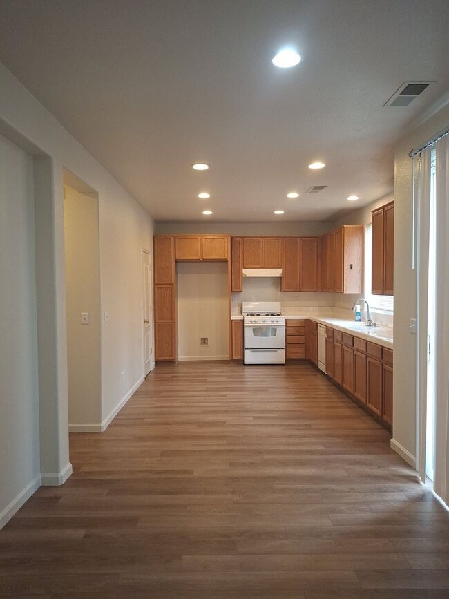 Building Photo - Lincoln Crossing, 2 Story 4 Bedroom, 2.5 bath, 2225sqft, Access to Clubhouse Pool & Amenities, Cu...