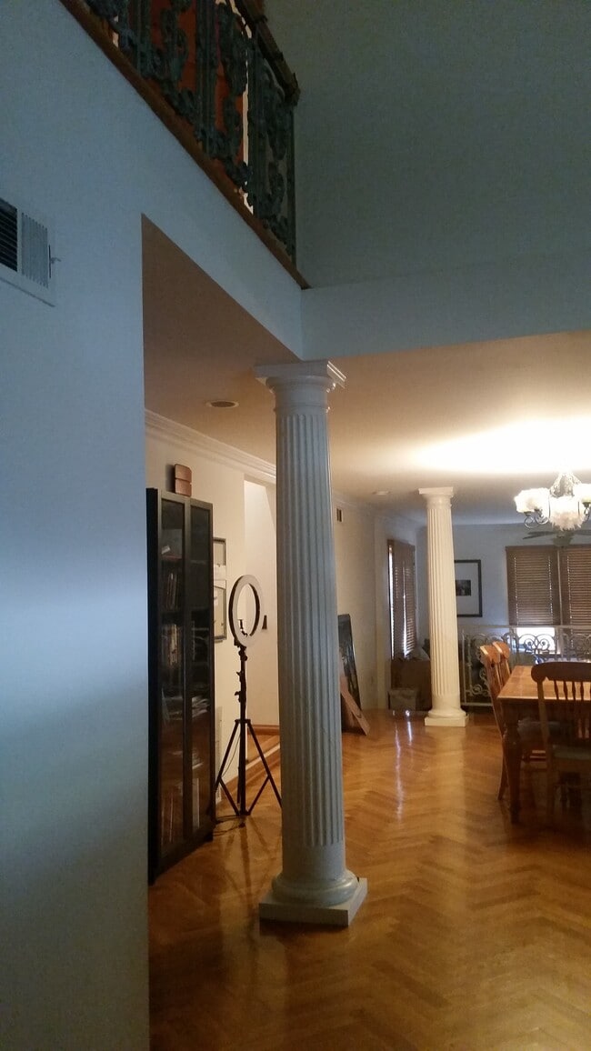 Building Photo - 1115 N Garfield Ave