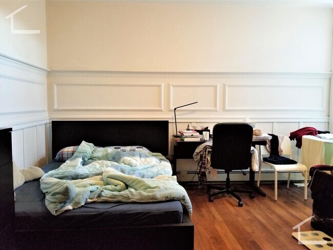 Building Photo - Amazing 4 Bedroom Apartment available 9/1/26