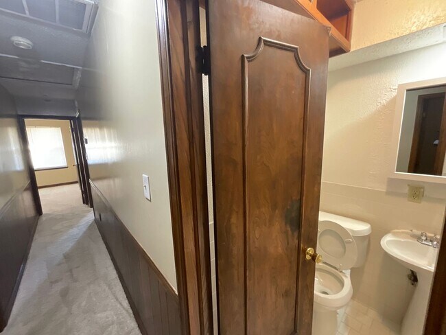 Building Photo - Spacious 3 bed, 1 1/2 bath, 1 car garage w...