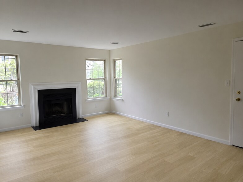 Building Photo - 27 Lear Ct