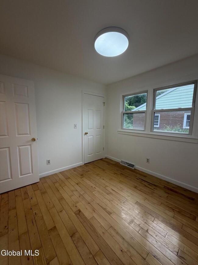 Building Photo - 5 Saybrook Dr