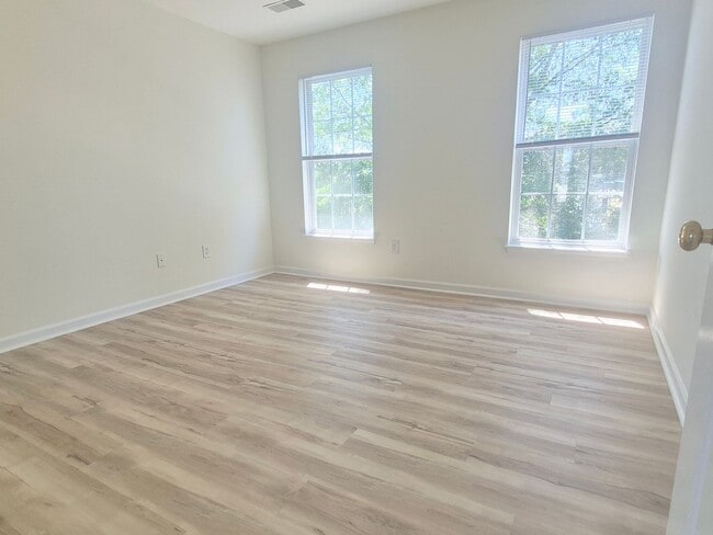 Building Photo - 5207 Linden Dr