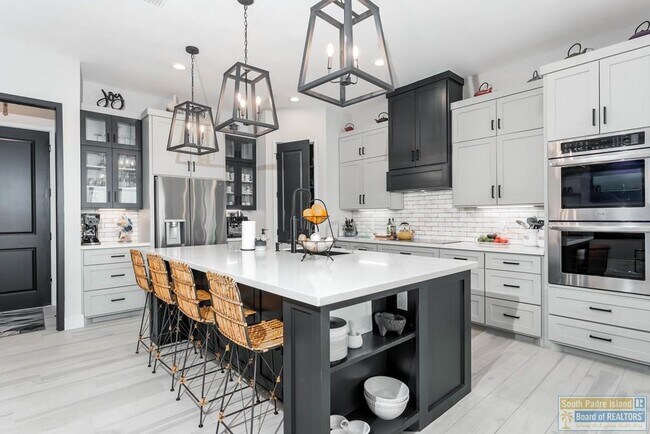 Building Photo - 100 Torrey Pines Dr