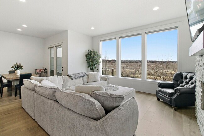 Building Photo - 6777 E Warm Springs Ave