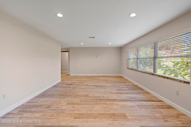 Building Photo - 215 S Robert Way