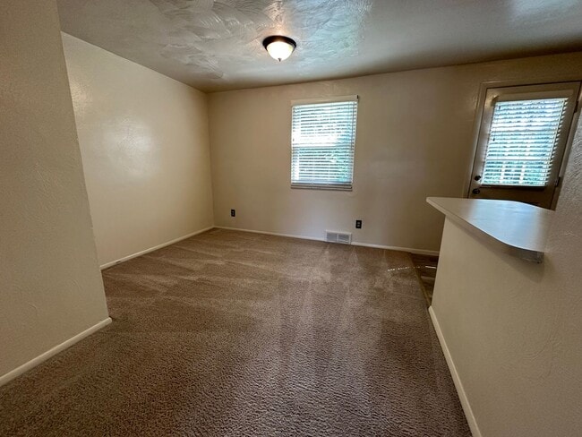 Building Photo - Beautiful Two Bedroom Townhouse in Plum! Equipped Kitchen, Patio & More! Call Today!