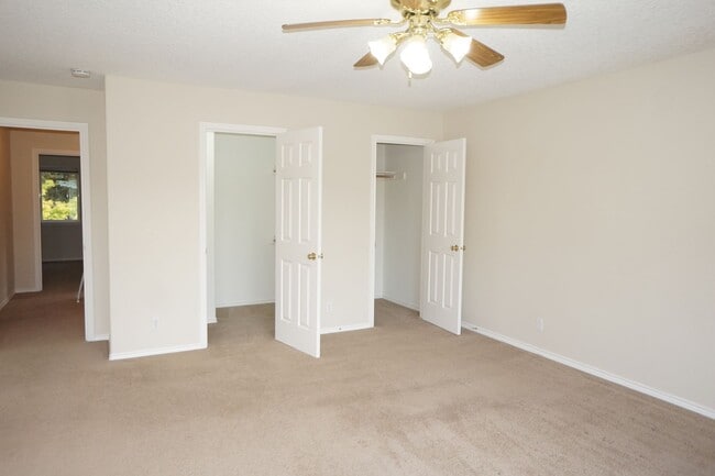 Building Photo - SE Jewel! Spacious living!