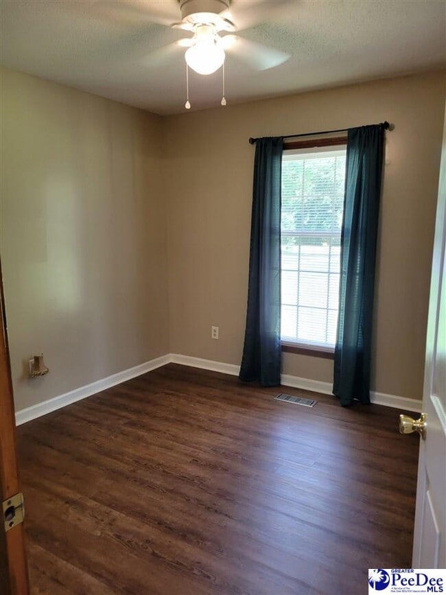 Building Photo - 200 Christmas Tree Rd