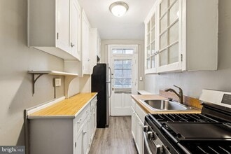 Building Photo - 2031 Locust St