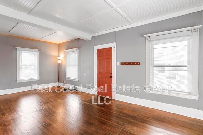 Building Photo - 208 N Mary St