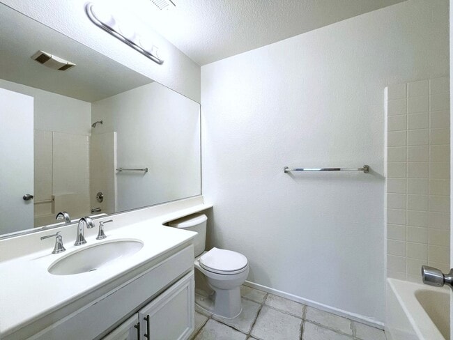 Building Photo - Spacious Home in Ivey Pointe!