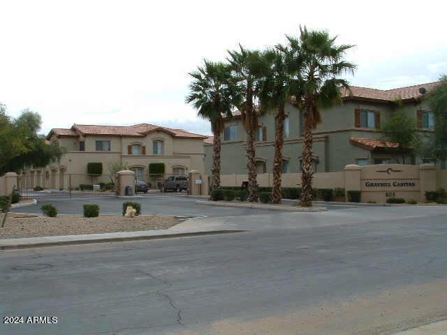 Building Photo - 805 S Sycamore