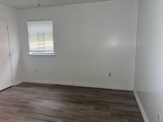 Building Photo - 6560 Lake Forest Dr
