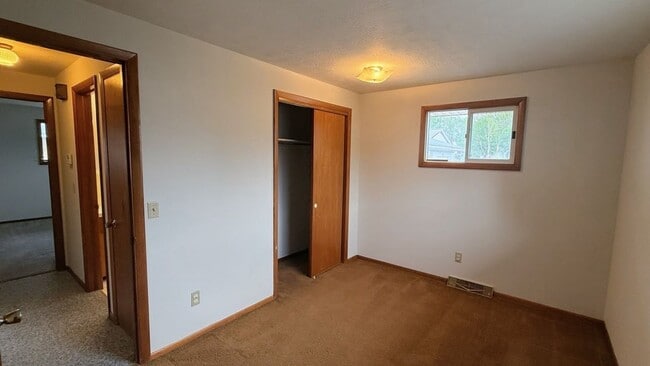 Building Photo - Two-bedroom one bathroom 1st level apartment for rent