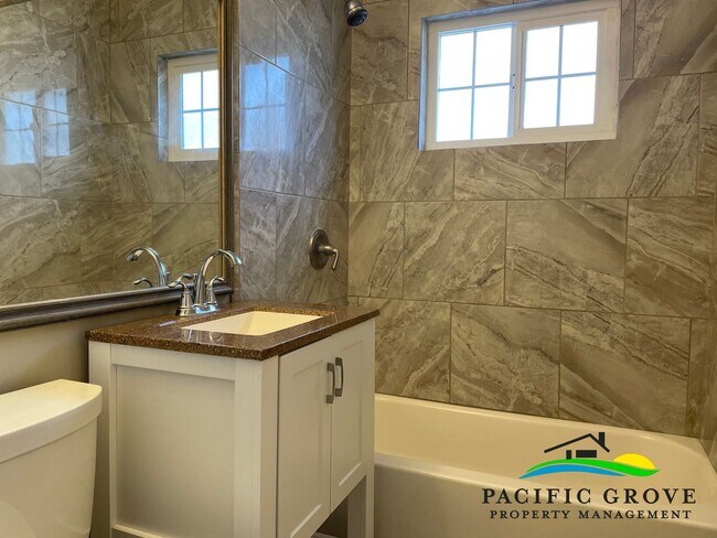 Building Photo - Updated Three Bedroom