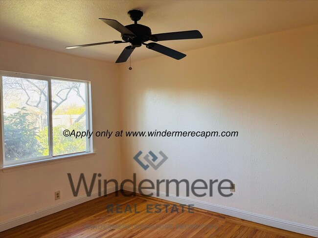 Building Photo - Charming 2 bedroom with HUGE yard in beaut...