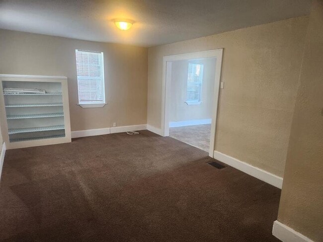 Building Photo - 801 N Gladstone Ave