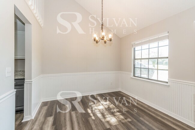 Building Photo - This charming 3BR 2BA home is ready to welcome you home