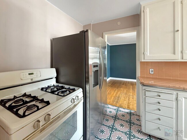 Building Photo - $0 DEPOSIT OPTION. CHARMING VINTAGE 1 BEDR...