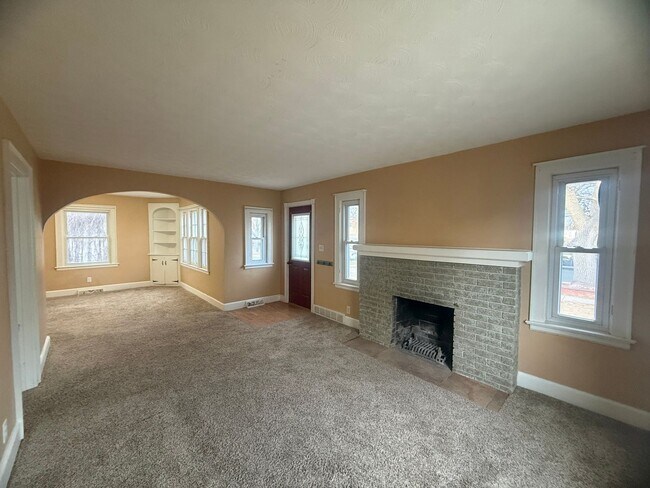 Building Photo - Spacious four-bedroom, two bathroom, pet friendly home!