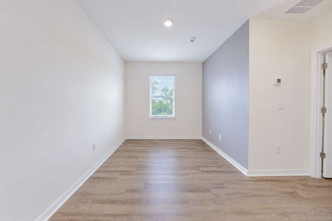 Building Photo - Like-New End-Unit 3 Bedroom Townhome