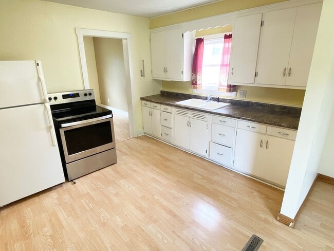 Building Photo - 4-Bedroom, 1 Bath Southeast Side Single Fa...
