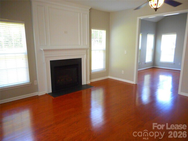 Building Photo - 1018 Fountainbrook Dr