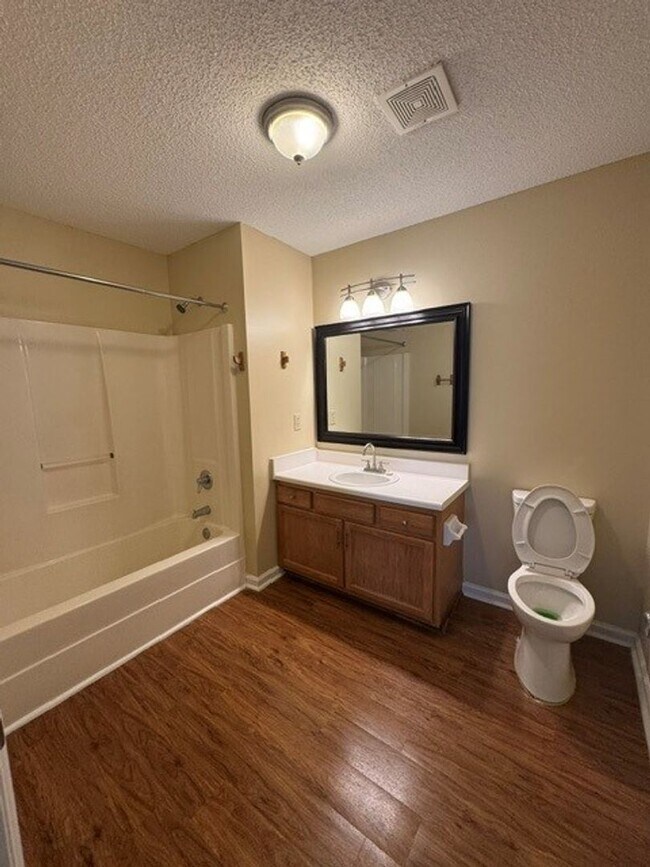 Building Photo - *** $200 OFF FIRST MONTH RENT ***