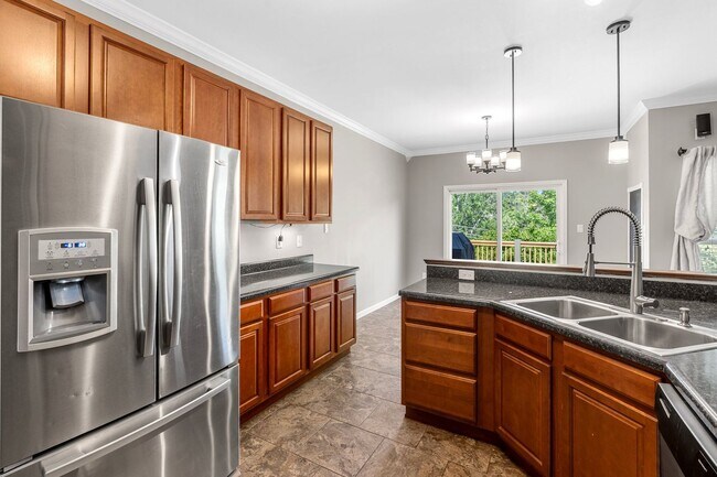 Building Photo - Beautiful 3-Bed, 3-Bath Home in Excellent ...
