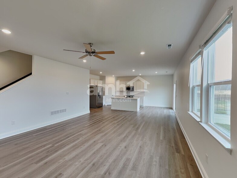 Building Photo - 9028 Henley Ave