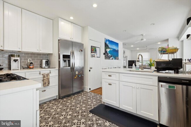 Building Photo - 322 Woodbine Ave